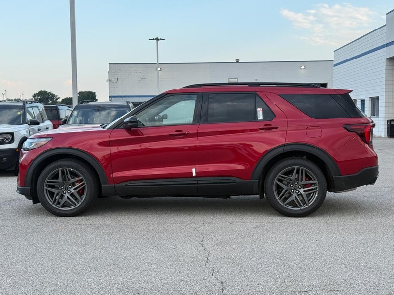 Ford Explorer Vehicle Full-screen Gallery Image 2