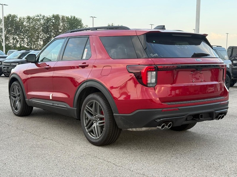 Ford Explorer Vehicle Full-screen Gallery Image 3