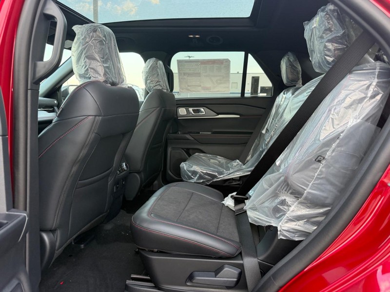 Ford Explorer Vehicle Full-screen Gallery Image 6