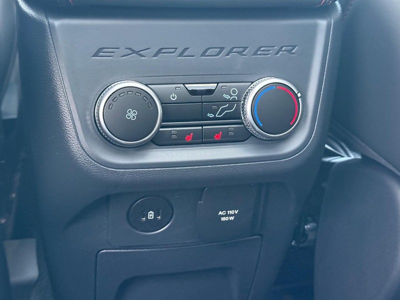 Ford Explorer Vehicle Full-screen Gallery Image 8
