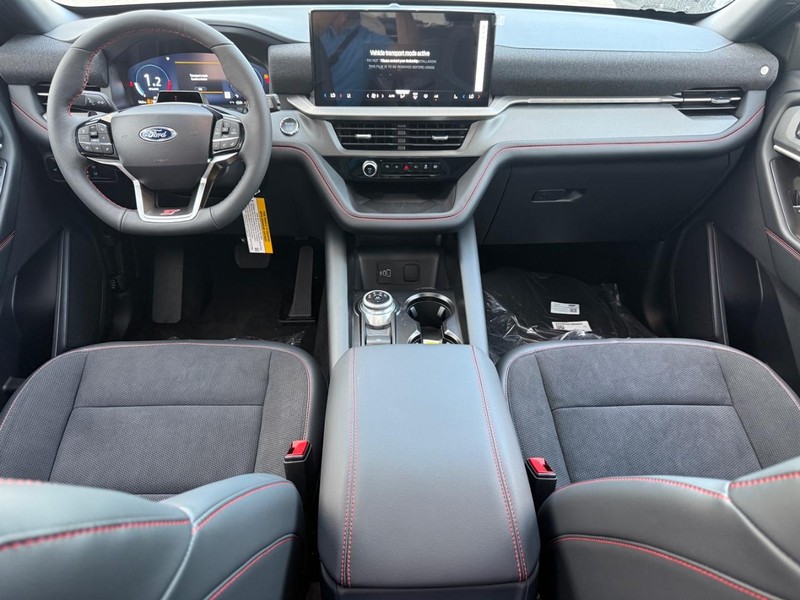 Ford Explorer Vehicle Full-screen Gallery Image 9