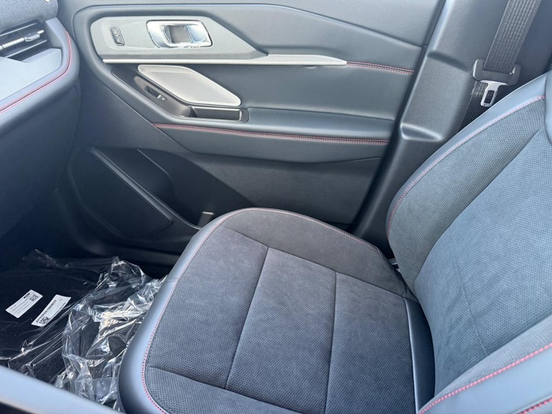 Ford Explorer Vehicle Full-screen Gallery Image 18