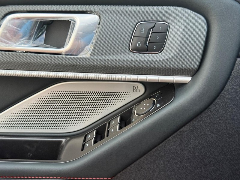 Ford Explorer Vehicle Full-screen Gallery Image 20