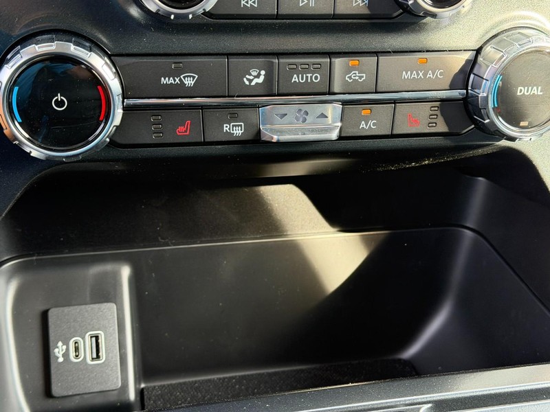 Ford F-150 Vehicle Full-screen Gallery Image 14