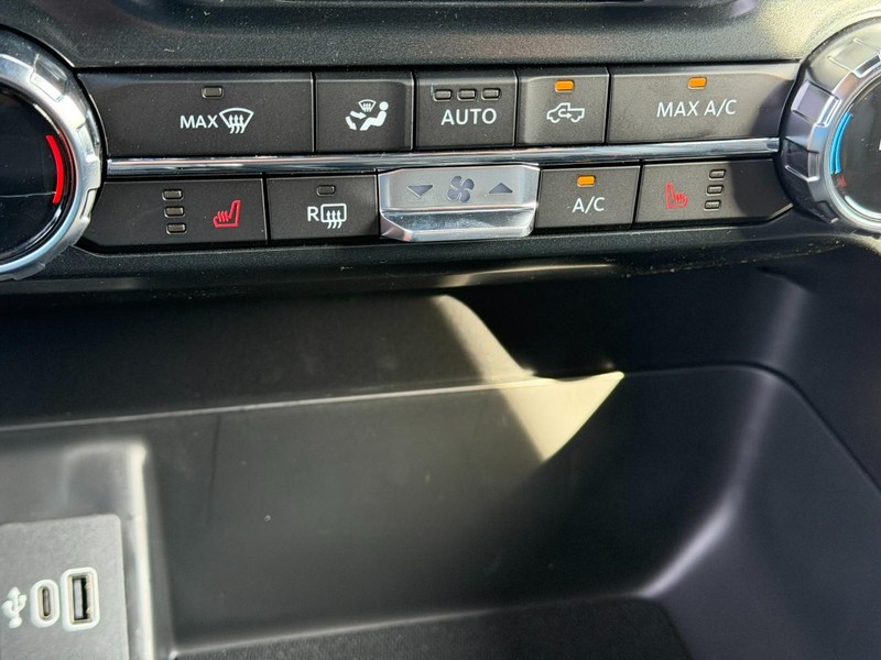 Ford F-150 Vehicle Full-screen Gallery Image 14