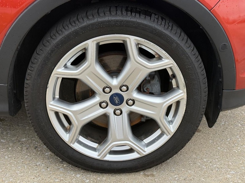 Ford Escape Vehicle Full-screen Gallery Image 7