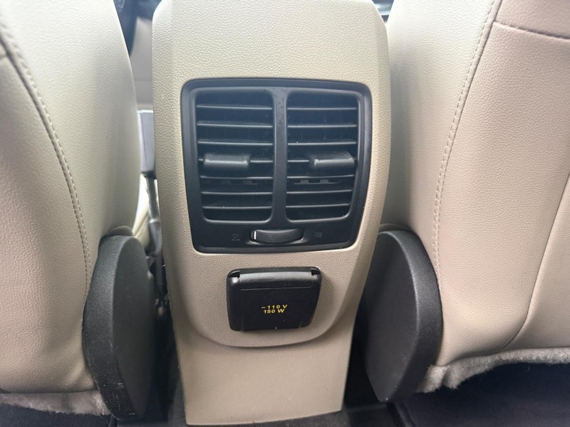 Ford Escape Vehicle Full-screen Gallery Image 12