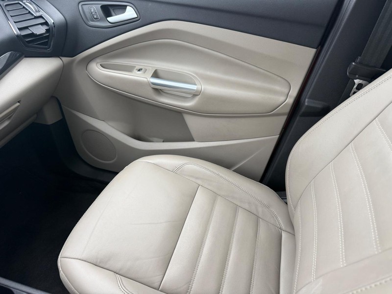 Ford Escape Vehicle Full-screen Gallery Image 21
