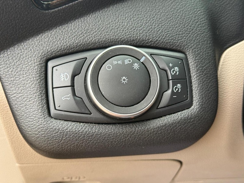 Ford Escape Vehicle Full-screen Gallery Image 23
