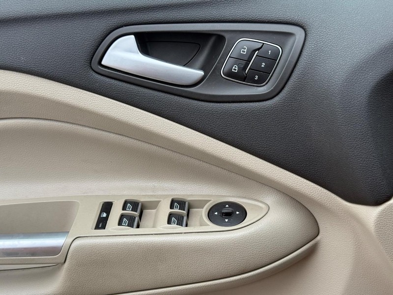 Ford Escape Vehicle Full-screen Gallery Image 24