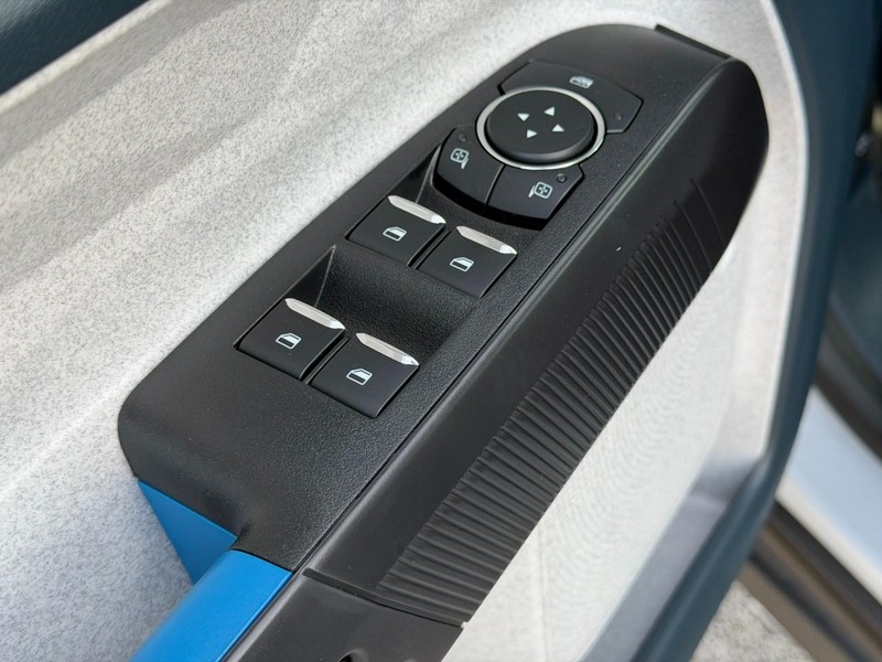 Ford Maverick Vehicle Full-screen Gallery Image 9