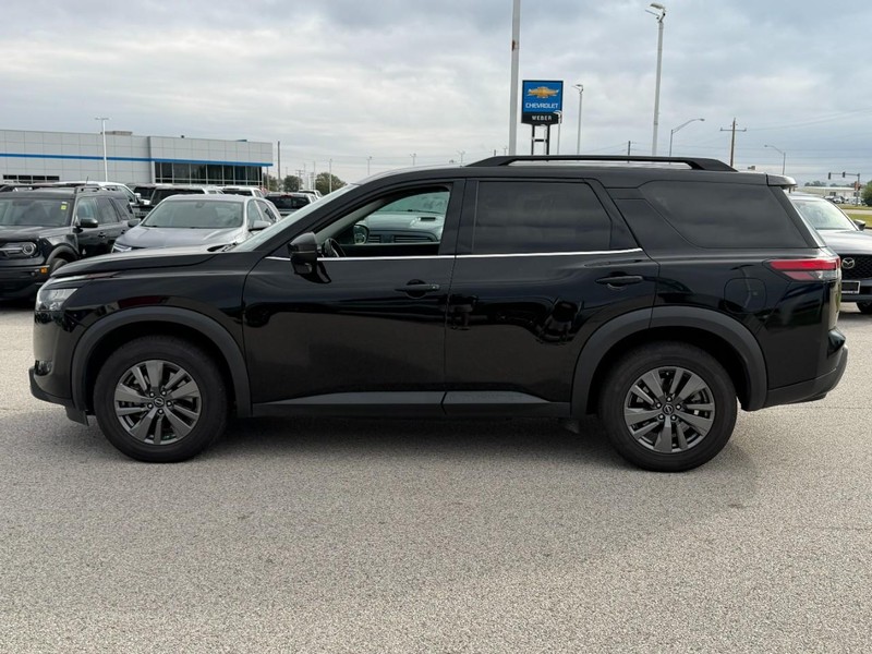 Nissan Pathfinder Vehicle Full-screen Gallery Image 2