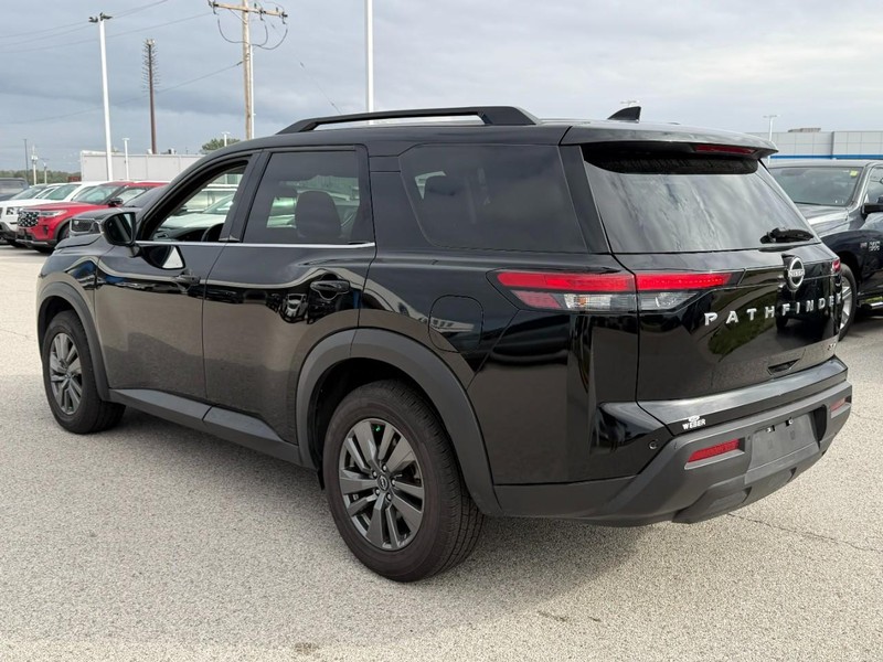 Nissan Pathfinder Vehicle Full-screen Gallery Image 3