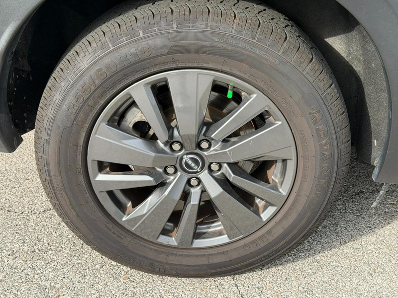 Nissan Pathfinder Vehicle Full-screen Gallery Image 7