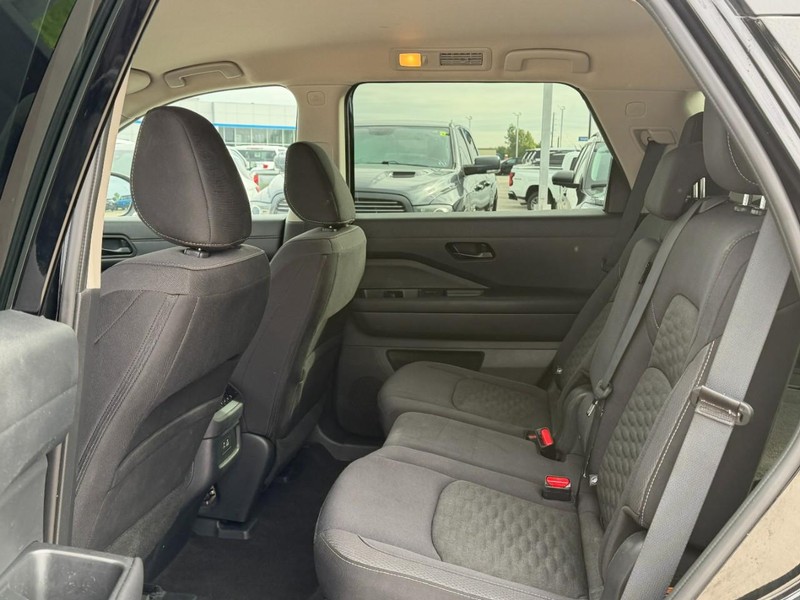 Nissan Pathfinder Vehicle Full-screen Gallery Image 10