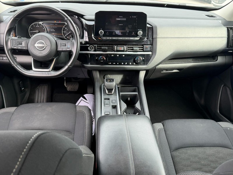 Nissan Pathfinder Vehicle Full-screen Gallery Image 11