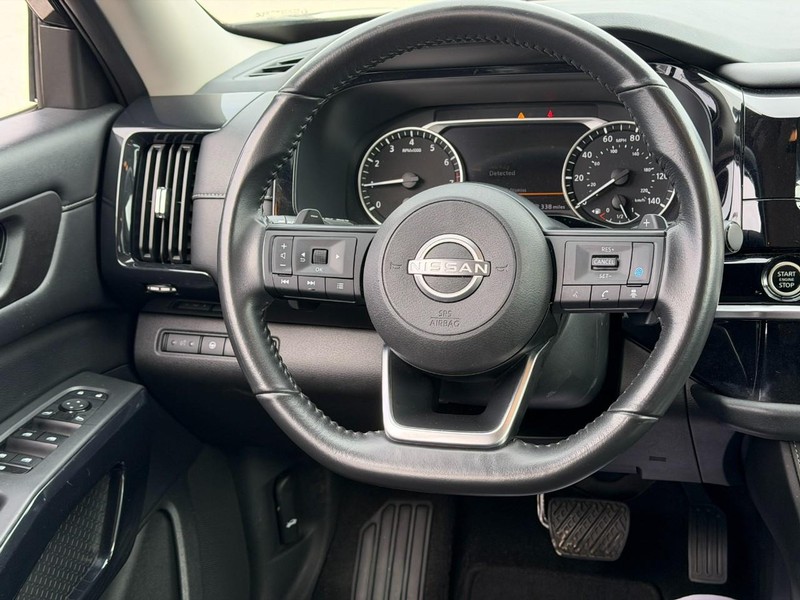 Nissan Pathfinder Vehicle Full-screen Gallery Image 12