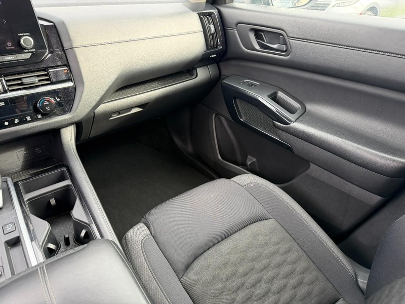 Nissan Pathfinder Vehicle Full-screen Gallery Image 15