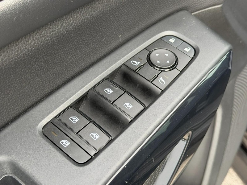 Nissan Pathfinder Vehicle Full-screen Gallery Image 16