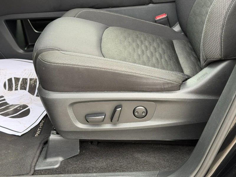 Nissan Pathfinder Vehicle Full-screen Gallery Image 17