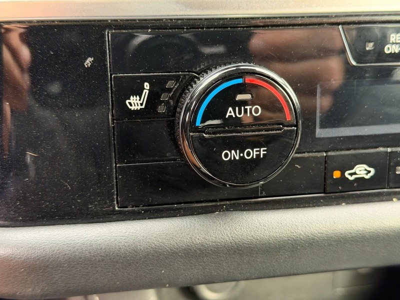 Nissan Pathfinder Vehicle Full-screen Gallery Image 21