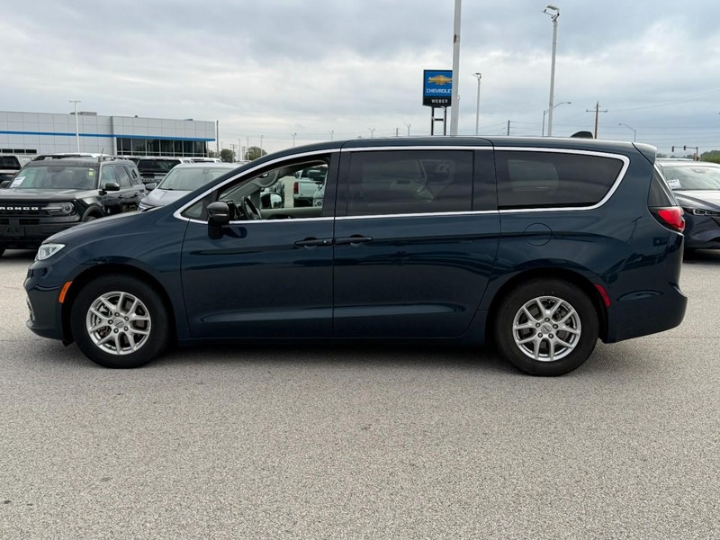 Chrysler Pacifica Vehicle Full-screen Gallery Image 02