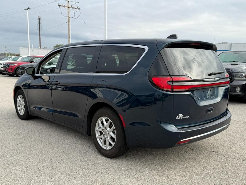 Chrysler Pacifica Vehicle Full-screen Gallery Image 03