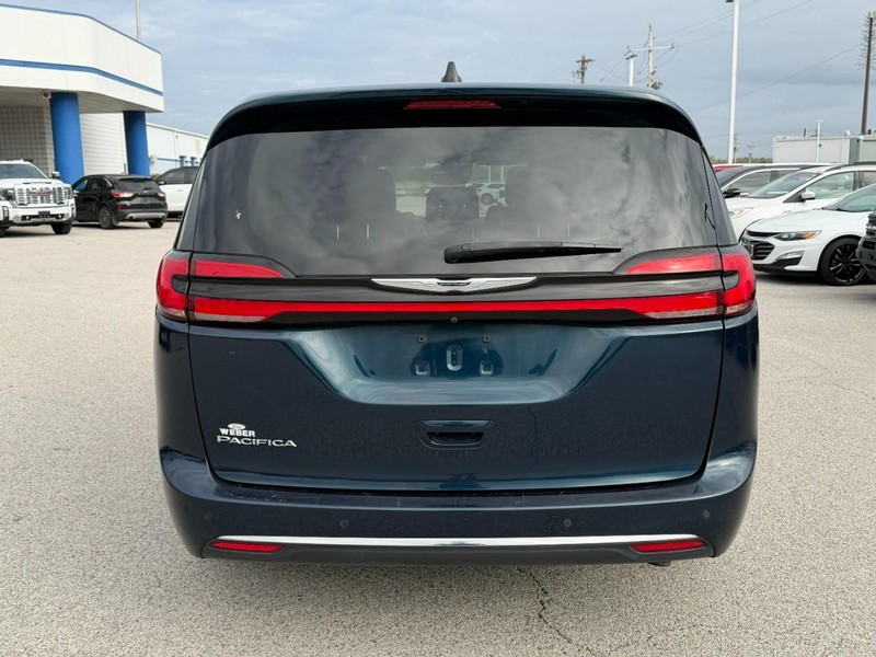 Chrysler Pacifica Vehicle Full-screen Gallery Image 04