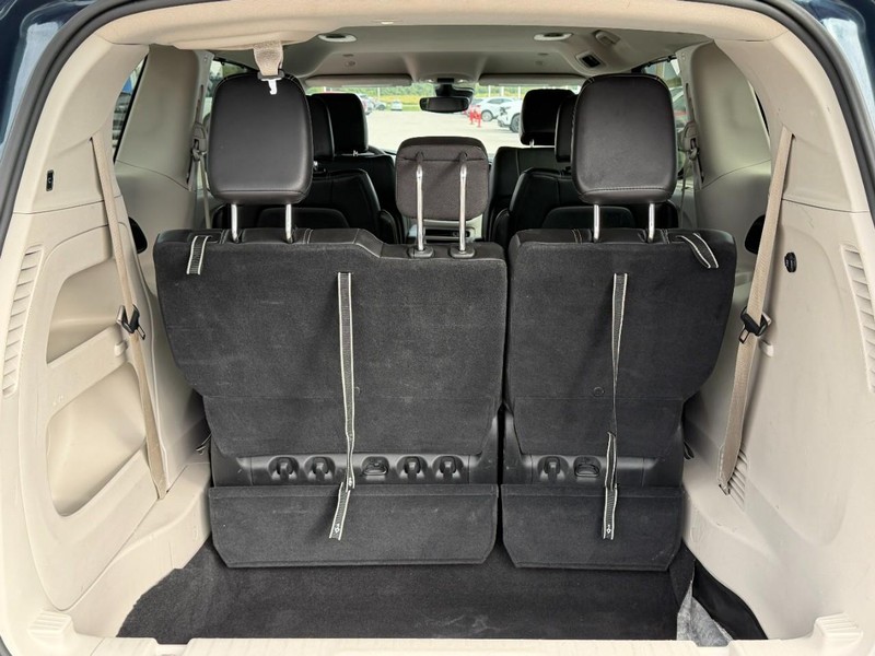 Chrysler Pacifica Vehicle Full-screen Gallery Image 05