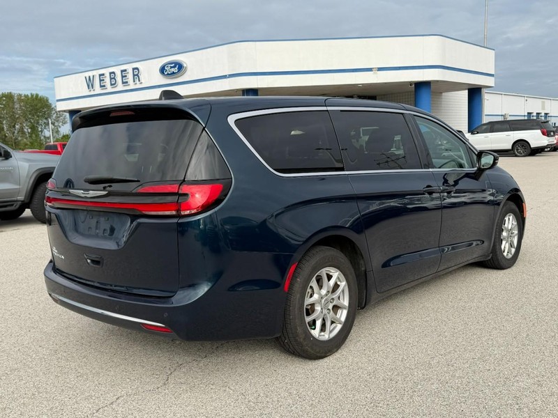 Chrysler Pacifica Vehicle Full-screen Gallery Image 07