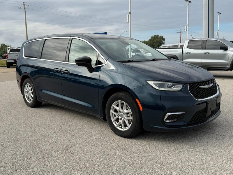 Chrysler Pacifica Vehicle Full-screen Gallery Image 08