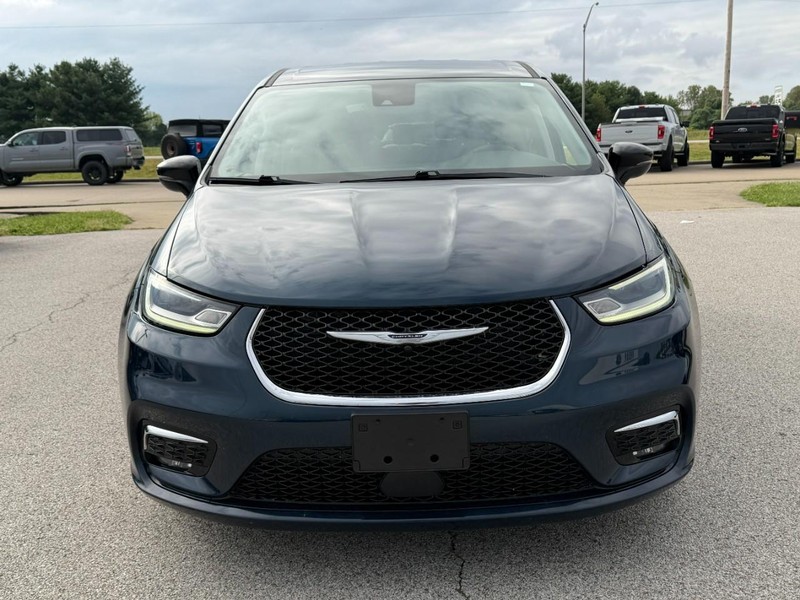 Chrysler Pacifica Vehicle Full-screen Gallery Image 09