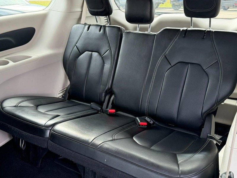 Chrysler Pacifica Vehicle Full-screen Gallery Image 10