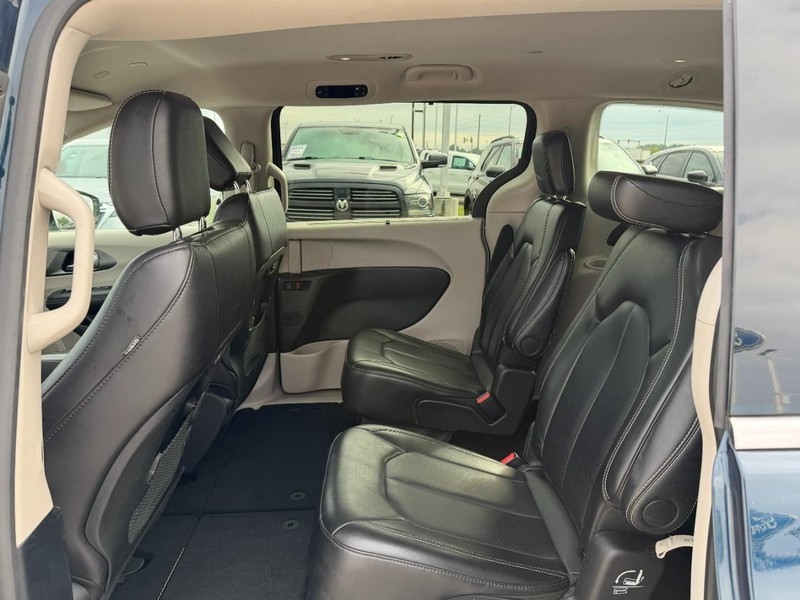Chrysler Pacifica Vehicle Full-screen Gallery Image 11