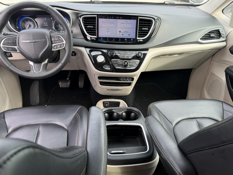 Chrysler Pacifica Vehicle Full-screen Gallery Image 12