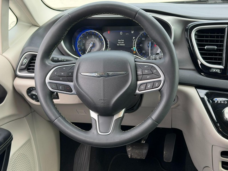 Chrysler Pacifica Vehicle Full-screen Gallery Image 13
