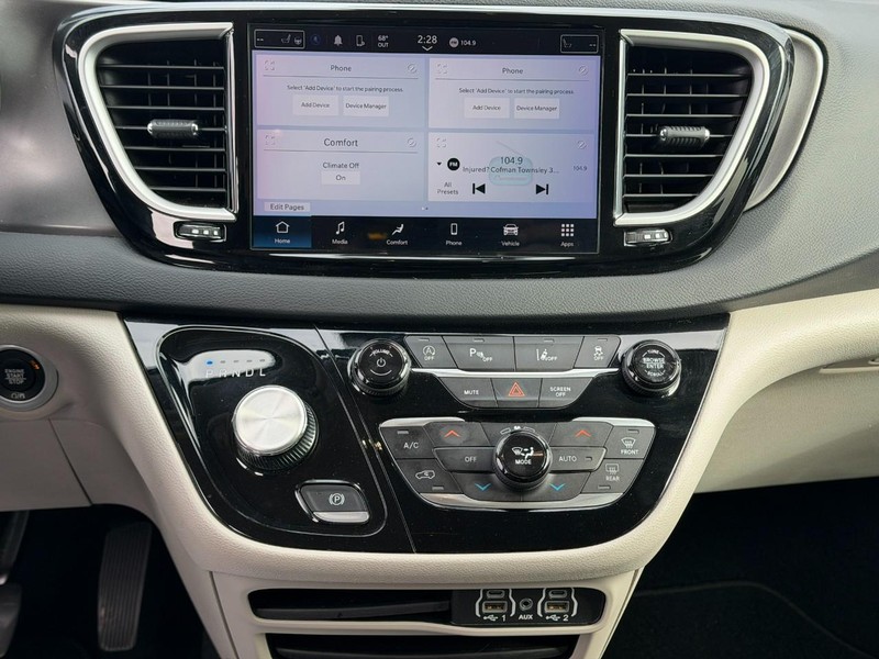 Chrysler Pacifica Vehicle Full-screen Gallery Image 14