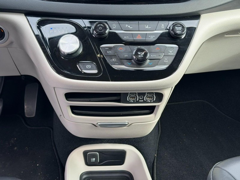 Chrysler Pacifica Vehicle Full-screen Gallery Image 15