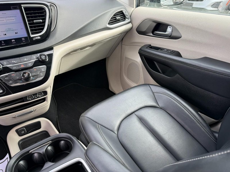Chrysler Pacifica Vehicle Full-screen Gallery Image 16