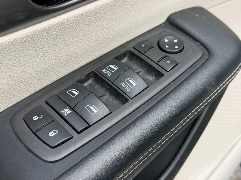 Chrysler Pacifica Vehicle Full-screen Gallery Image 17