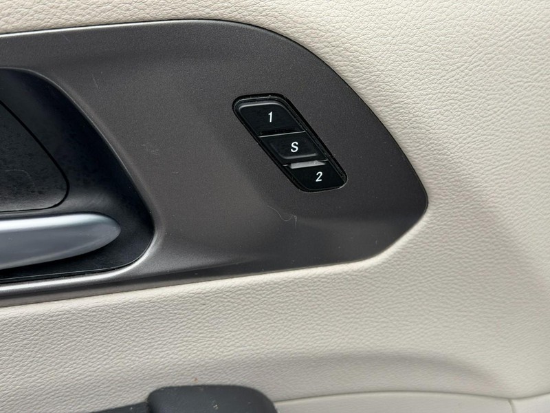 Chrysler Pacifica Vehicle Full-screen Gallery Image 18
