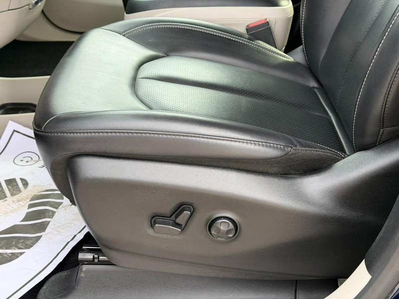 Chrysler Pacifica Vehicle Full-screen Gallery Image 19