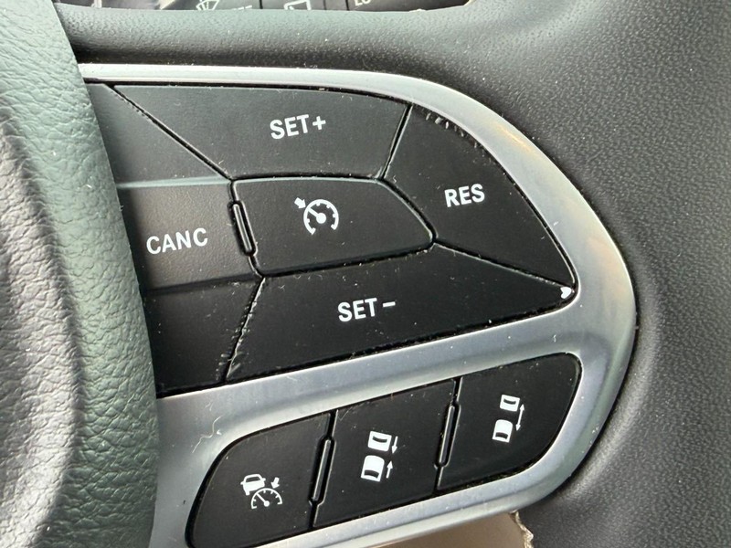 Chrysler Pacifica Vehicle Full-screen Gallery Image 21