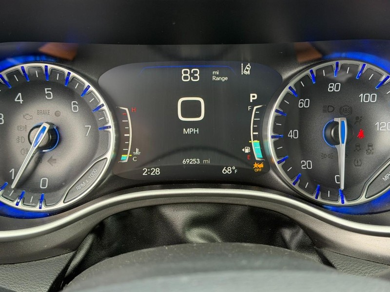 Chrysler Pacifica Vehicle Full-screen Gallery Image 22