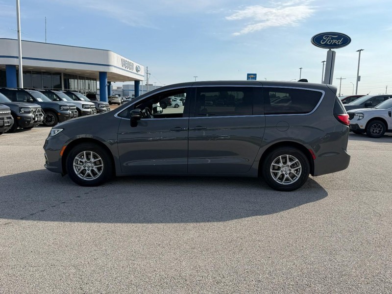 Chrysler Pacifica Vehicle Full-screen Gallery Image 02