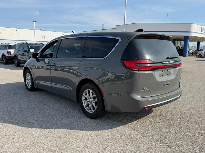 Chrysler Pacifica Vehicle Full-screen Gallery Image 03
