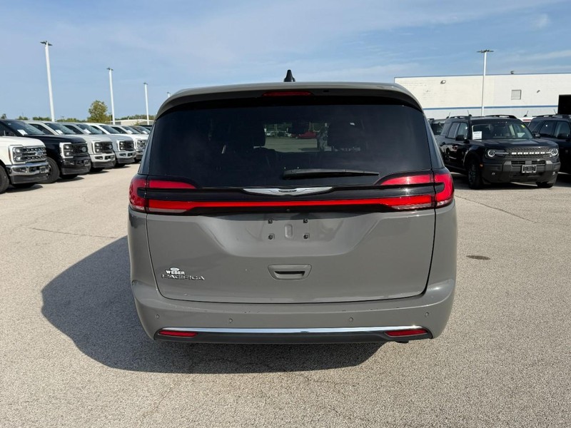 Chrysler Pacifica Vehicle Full-screen Gallery Image 04