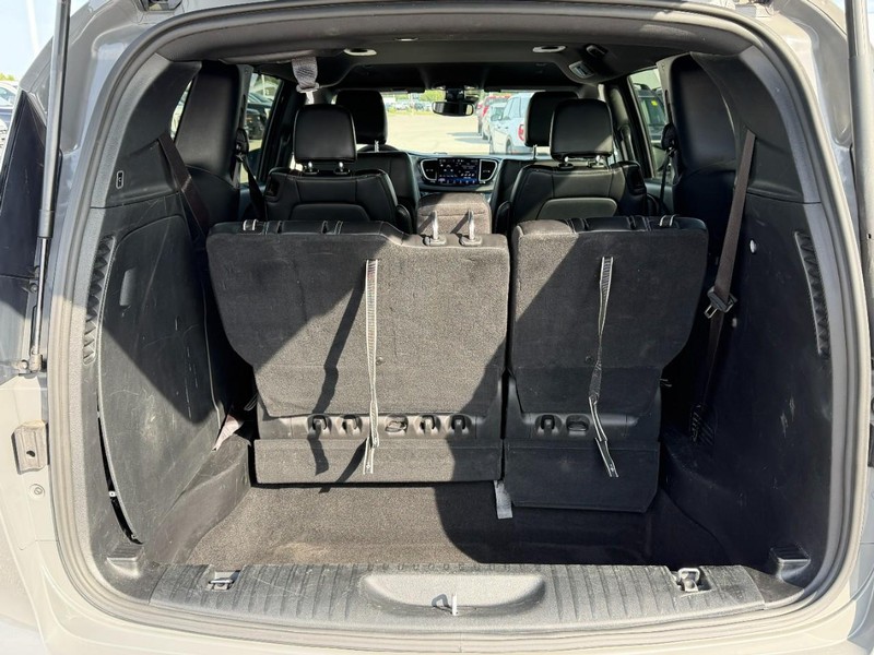 Chrysler Pacifica Vehicle Full-screen Gallery Image 05