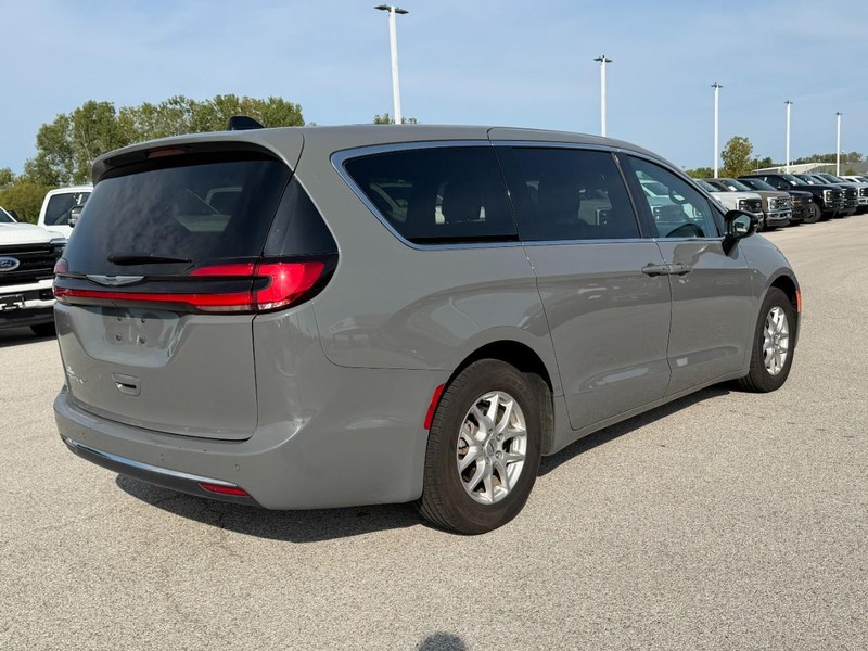 Chrysler Pacifica Vehicle Full-screen Gallery Image 07