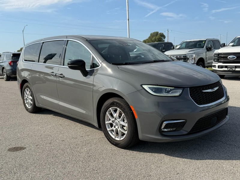 Chrysler Pacifica Vehicle Full-screen Gallery Image 08
